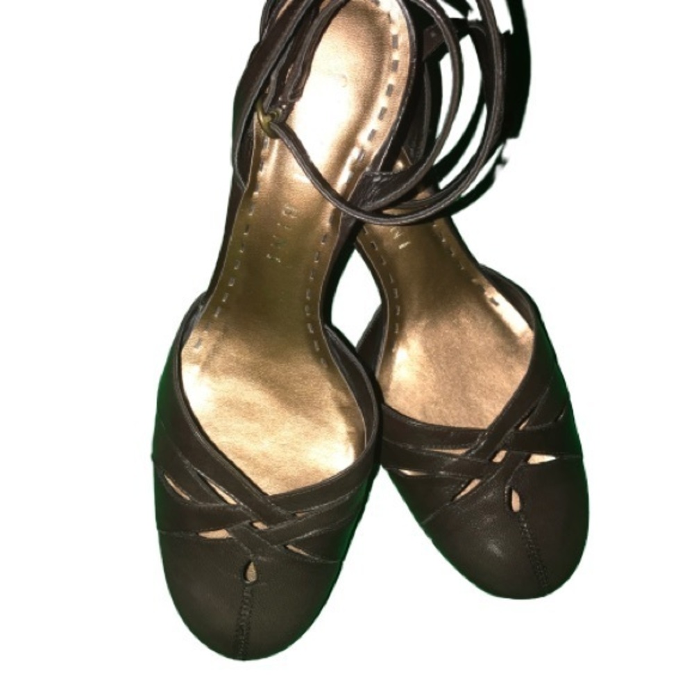 Brown Gianni Bini short heeled pumps in size 8